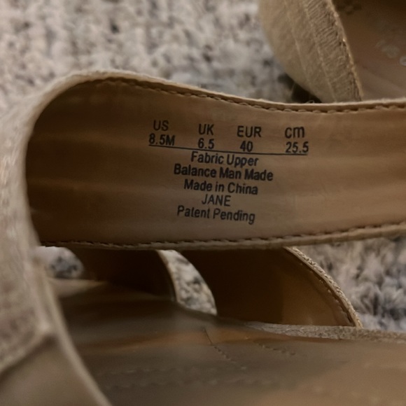 Naturalized sz 8.5 sandals, Velcro closure. Smoke/Pet free home - Picture 3 of 5